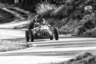 Pesaro Colle San Bartolo, İtalya - Mayıs 17-2018: Gilco Marian Fiat 1100 Sport1948 üzerinde eski bir yarış araba ralli Mille Miglia 2018 ünlü İtalyan tarihi Formula (1927-1957)