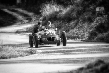Pesaro Colle San Bartolo, İtalya - Mayıs 17-2018: Gilco Marian Fiat 1100 Sport1948 üzerinde eski bir yarış araba ralli Mille Miglia 2018 ünlü İtalyan tarihi Formula (1927-1957)