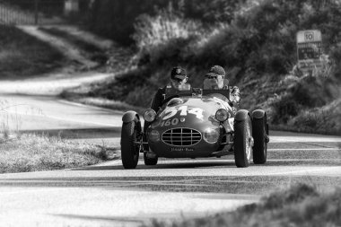Pesaro Colle San Bartolo, İtalya - Mayıs 17-2018: Gilco Marian Fiat 1100 Sport1948 üzerinde eski bir yarış araba ralli Mille Miglia 2018 ünlü İtalyan tarihi Formula (1927-1957)