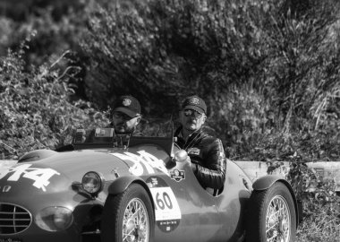 Pesaro Colle San Bartolo, İtalya - Mayıs 17-2018: Gilco Marian Fiat 1100 Sport1948 üzerinde eski bir yarış araba ralli Mille Miglia 2018 ünlü İtalyan tarihi Formula (1927-1957)