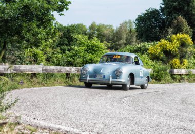 Pesaro Colle San Bartolo, İtalya - Mayıs 17-2018: Porsche 356 1500 Super1952 üzerinde eski bir yarış araba ralli Mille Miglia 2018 ünlü İtalyan tarihi Formula (1927-1957)