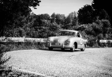 Pesaro Colle San Bartolo, İtalya - Mayıs 17-2018: Porsche 356 1500 Super1952 üzerinde eski bir yarış araba ralli Mille Miglia 2018 ünlü İtalyan tarihi Formula (1927-1957)