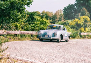 Pesaro Colle San Bartolo, İtalya - Mayıs 17-2018: Porsche 356 1500 Super1952 üzerinde eski bir yarış araba ralli Mille Miglia 2018 ünlü İtalyan tarihi Formula (1927-1957)