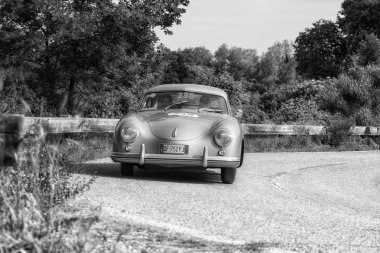Pesaro Colle San Bartolo, İtalya - Mayıs 17-2018: Porsche 356 1500 Super1952 üzerinde eski bir yarış araba ralli Mille Miglia 2018 ünlü İtalyan tarihi Formula (1927-1957)