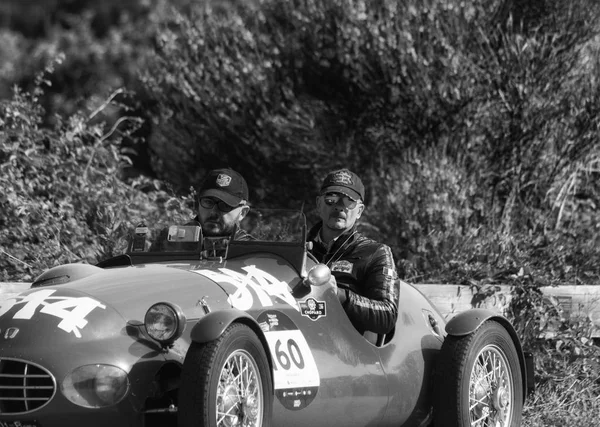 佩萨罗 Colle 圣巴托罗 意大利 2018年5月17日 Gilco 玛丽安菲亚特 1100 Sport1948 在一辆旧赛车在拉力赛比 — 图库照片