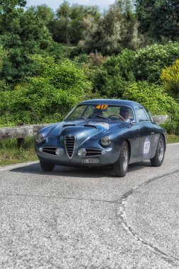 Pesaro Colle San Bartolo, İtalya - Mayıs 17-2018: Alfa Romeo 1900 Ssz 1955 yılında eski bir yarış araba ralli Mille Miglia 2018 ünlü İtalyan tarihi Formula (1927-1957)