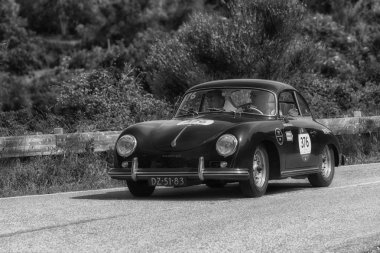 Pesaro Colle San Bartolo, İtalya - Mayıs 17-2018: Porsche 356 A1957 eski yarış otomobil Rallisi'nde Mille Miglia 2018 ünlü İtalyan tarihi Formula (1927-1957)