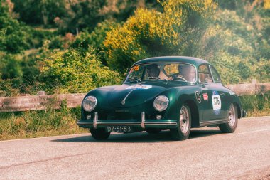 Pesaro Colle San Bartolo, İtalya - Mayıs 17-2018: Porsche 356 A1957 eski yarış otomobil Rallisi'nde Mille Miglia 2018 ünlü İtalyan tarihi Formula (1927-1957)
