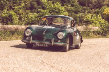 Pesaro Colle San Bartolo, İtalya - Mayıs 17-2018: Porsche 356 A1957 eski yarış otomobil Rallisi'nde Mille Miglia 2018 ünlü İtalyan tarihi Formula (1927-1957)