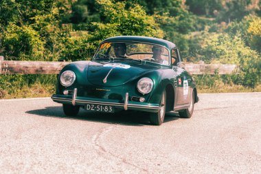 Pesaro Colle San Bartolo, İtalya - Mayıs 17-2018: Porsche 356 A1957 eski yarış otomobil Rallisi'nde Mille Miglia 2018 ünlü İtalyan tarihi Formula (1927-1957)