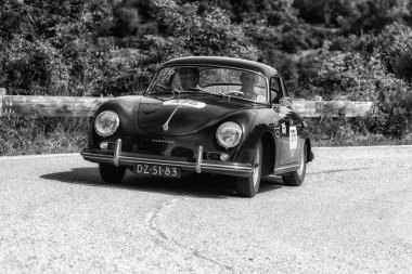 Pesaro Colle San Bartolo, İtalya - Mayıs 17-2018: Porsche 356 A1957 eski yarış otomobil Rallisi'nde Mille Miglia 2018 ünlü İtalyan tarihi Formula (1927-1957)