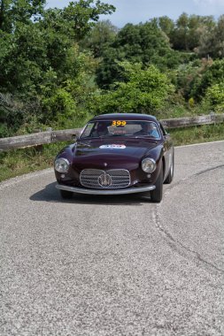 Pesaro Coole San Bartolo, İtalya - Mayıs 17-2018: Maserati A6 G 54/2000 Zagato 1955 tarihinde eski bir yarış araba ralli Mille Miglia 2017 ünlü İtalyan tarihi yarış (1927-1957) 19 Mayıs 2017