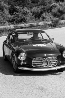Pesaro Coole San Bartolo, İtalya - Mayıs 17-2018: Maserati A6 G 54/2000 Zagato 1955 tarihinde eski bir yarış araba ralli Mille Miglia 2017 ünlü İtalyan tarihi yarış (1927-1957) 19 Mayıs 2017
