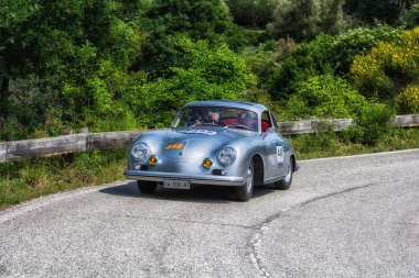 Pesaro Colle San Bartolo, İtalya - Mayıs 17-2018: Porsche 356 A 1500 Gs Carrera1956 eski yarış otomobil Rallisi'nde Mille Miglia 2018 ünlü İtalyan tarihi Formula (1927-1957)