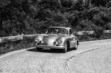 Pesaro Colle San Bartolo, İtalya - Mayıs 17-2018: Porsche 356 A 1500 Gs Carrera1956 eski yarış otomobil Rallisi'nde Mille Miglia 2018 ünlü İtalyan tarihi Formula (1927-1957)