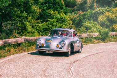 Pesaro Colle San Bartolo, İtalya - Mayıs 17-2018: Porsche 356 A 1500 Gs Carrera1956 eski yarış otomobil Rallisi'nde Mille Miglia 2018 ünlü İtalyan tarihi Formula (1927-1957)
