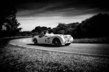 Pesaro Colle San Bartolo, İtalya - Mayıs 17-2018: Jaguar Xk 120 Ots Se1953 eski yarış otomobil Rallisi'nde Mille Miglia 2018 ünlü İtalyan tarihi Formula (1927-1957)