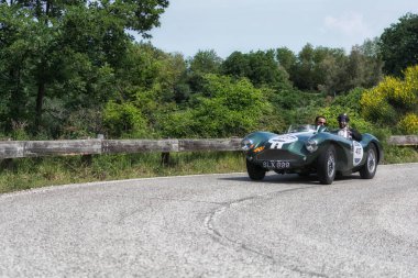 Pesaro Colle San Bartolo, İtalya - Mayıs 17-2018: Aston Martin Db 3s 1955 eski bir yarış araba ralli Mille Miglia 2018 ünlü İtalyan tarihi Formula (1927-1957)