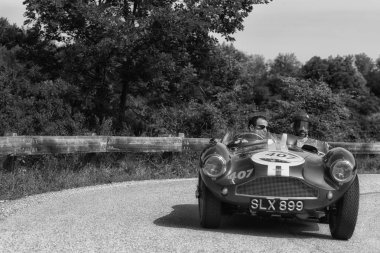 Pesaro Colle San Bartolo, İtalya - Mayıs 17-2018: Aston Martin Db 3s 1955 eski bir yarış araba ralli Mille Miglia 2018 ünlü İtalyan tarihi Formula (1927-1957)