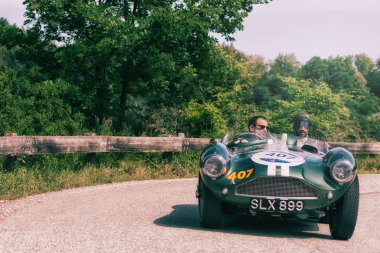 Pesaro Colle San Bartolo, İtalya - Mayıs 17-2018: Aston Martin Db 3s 1955 eski bir yarış araba ralli Mille Miglia 2018 ünlü İtalyan tarihi Formula (1927-1957)