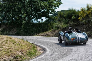 Pesaro Colle San Bartolo, İtalya - Mayıs 17-2018: Aston Martin Db 3s 1955 eski bir yarış araba ralli Mille Miglia 2018 ünlü İtalyan tarihi Formula (1927-1957)