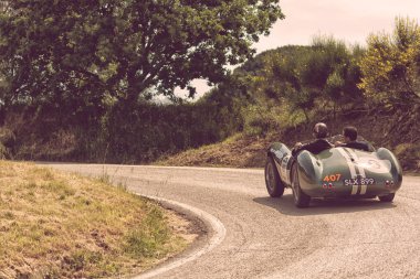 Pesaro Colle San Bartolo, İtalya - Mayıs 17-2018: Aston Martin Db 3s 1955 eski bir yarış araba ralli Mille Miglia 2018 ünlü İtalyan tarihi Formula (1927-1957)