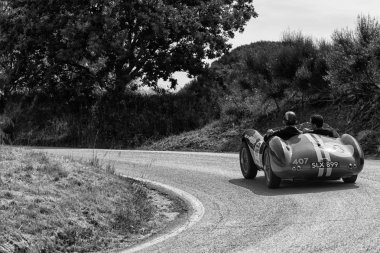 Pesaro Colle San Bartolo, İtalya - Mayıs 17-2018: Aston Martin Db 3s 1955 eski bir yarış araba ralli Mille Miglia 2018 ünlü İtalyan tarihi Formula (1927-1957)