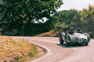 Pesaro Colle San Bartolo, İtalya - Mayıs 17-2018: Aston Martin Db 3s 1955 eski bir yarış araba ralli Mille Miglia 2018 ünlü İtalyan tarihi Formula (1927-1957)