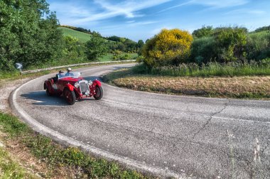 Pesaro Colle San Bartolo, İtalya - Mayıs 17-2018: Om 665 S Superba 2000 2000 1929 eski yarış arabası Mille Miglia ralli 2018 ünlü İtalyan tarihi Formula (1927-1957)