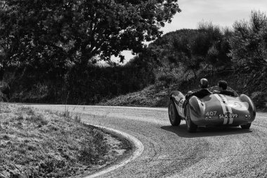 Pesaro Colle San Bartolo, İtalya - Mayıs 17-2018: Aston Martin Db 3s 1955 eski bir yarış araba ralli Mille Miglia 2018 ünlü İtalyan tarihi Formula (1927-1957)