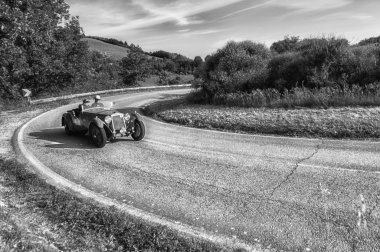 Pesaro Colle San Bartolo, İtalya - Mayıs 17-2018: Om 665 S Superba 2000 2000 1929 eski yarış arabası Mille Miglia ralli 2018 ünlü İtalyan tarihi Formula (1927-1957)