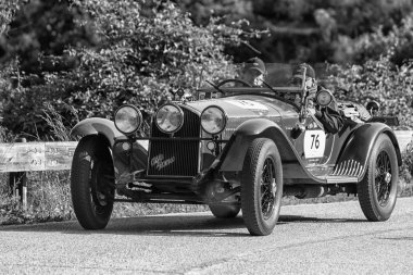 Pesaro Colle San Bartolo, İtalya - Mayıs 17-2018: Alfa Romeo 6c 1750 Gs Zagato 1931 eski bir yarış araba ralli Mille Miglia 2018 ünlü İtalyan tarihi yarış (1927-1957)