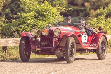 Pesaro Colle San Bartolo, İtalya - Mayıs 17-2018: Alfa Romeo 6c 1750 Gs Zagato 1931 eski bir yarış araba ralli Mille Miglia 2018 ünlü İtalyan tarihi yarış (1927-1957)