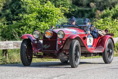 Pesaro Colle San Bartolo, İtalya - Mayıs 17-2018: Alfa Romeo 6c 1750 Gs Zagato 1931 eski bir yarış araba ralli Mille Miglia 2018 ünlü İtalyan tarihi yarış (1927-1957)
