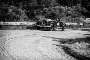 Pesaro Colle San Bartolo, İtalya - Mayıs 17-2018: Alfa Romeo 6c 2300 Pescara örümcek 1935 eski bir yarış araba ralli Mille Miglia 2018 ünlü İtalyan tarihi Formula (1927-1957 ')
