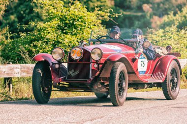 Pesaro Colle San Bartolo, İtalya - Mayıs 17-2018: Alfa Romeo 6c 1750 Gs Zagato 1931 eski bir yarış araba ralli Mille Miglia 2018 ünlü İtalyan tarihi yarış (1927-1957)