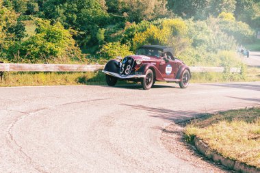 Pesaro Colle San Bartolo, İtalya - Mayıs 17-2018: Alfa Romeo 6c 2300 Pescara örümcek 1935 eski bir yarış araba ralli Mille Miglia 2018 ünlü İtalyan tarihi Formula (1927-1957 ')