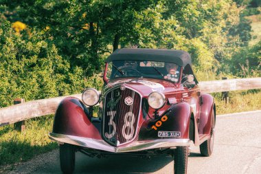 Pesaro Colle San Bartolo, İtalya - Mayıs 17-2018: Alfa Romeo 6c 2300 Pescara örümcek 1935 eski bir yarış araba ralli Mille Miglia 2018 ünlü İtalyan tarihi Formula (1927-1957 ')