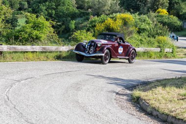 Pesaro Colle San Bartolo, İtalya - Mayıs 17-2018: Alfa Romeo 6c 2300 Pescara örümcek 1935 eski bir yarış araba ralli Mille Miglia 2018 ünlü İtalyan tarihi Formula (1927-1957 ')