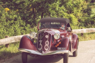 Pesaro Colle San Bartolo, İtalya - Mayıs 17-2018: Alfa Romeo 6c 2300 Pescara örümcek 1935 eski bir yarış araba ralli Mille Miglia 2018 ünlü İtalyan tarihi Formula (1927-1957 ')