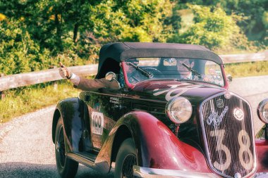 Pesaro Colle San Bartolo, İtalya - Mayıs 17-2018: Alfa Romeo 6c 2300 Pescara örümcek 1935 eski bir yarış araba ralli Mille Miglia 2018 ünlü İtalyan tarihi Formula (1927-1957 ')