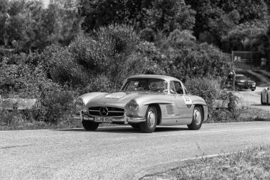 Pesaro Colle San Bartolo, İtalya - Mayıs 17-2018: Mercedes 300 Sl Coupe' 1955 tarihinde eski bir yarış araba ralli Mille Miglia 2018 ünlü İtalyan tarihi Formula (1927-1957)