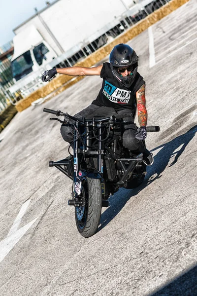 Πόρτο Πέζαρο Ιταλία Ιούνιος 2018 Απόδοση Moto Κόλπα Μοτοσικλέτα Καπνός — Φωτογραφία Αρχείου