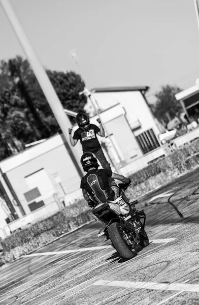 Pesaro Porto Italien Juni 2018 Moto Prestanda Tricks Motorcykel Röker — Stockfoto