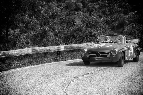 佩萨罗巴托罗 意大利 2018年5月17日 梅赛德斯 190 1957 在一辆旧赛车在拉力赛 Miglia 2018 著名的意大利历史比赛 — 图库照片