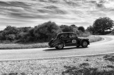 Pesaro Colle San Bartolo, İtalya - Mayıs 17-2018: Panhard Dyna X 86 1952 1 eski bir yarış araba ralli Mille Miglia 2018 ünlü İtalyan tarihi Formula (1927-1957)