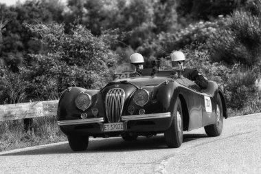 Pesaro Colle San Bartolo, İtalya - Mayıs 17-2018: Jaguar Xk 120 basit 1950 eski yarış arabası Mille Miglia ralli 2018 ünlü İtalyan tarihi Formula (1927-195