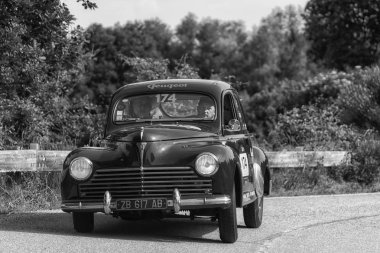 Pesaro Colle San Bartolo, İtalya - Mayıs 17-2018: Peugeot 203 1949 eski yarış araba Mille Miglia ralli 2018 ünlü İtalyan tarihi Formula (1927-1957)