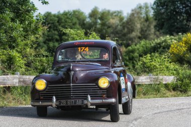 Pesaro Colle San Bartolo, İtalya - Mayıs 17-2018: Peugeot 203 1949 eski yarış araba Mille Miglia ralli 2018 ünlü İtalyan tarihi Formula (1927-1957)