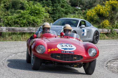 Pesaro Colle San Bartolo, İtalya - Mayıs 17-2018: Ferrari 750 Monza örümcek Scaglietti 1954 eski yarış arabası Mille Miglia ralli 2018 ünlü İtalyan tarihi Formula (1927-1957)